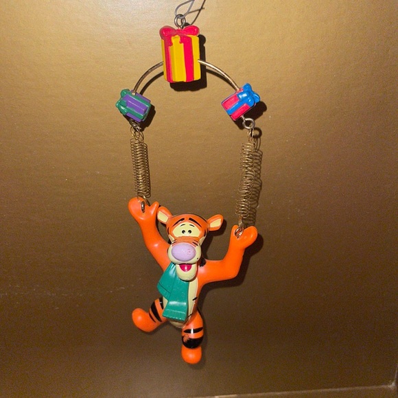 Disney Winnie The Pooh "Tigger Juggling Gifts" Presents Christmas Ornament RARE - Picture 2 of 4